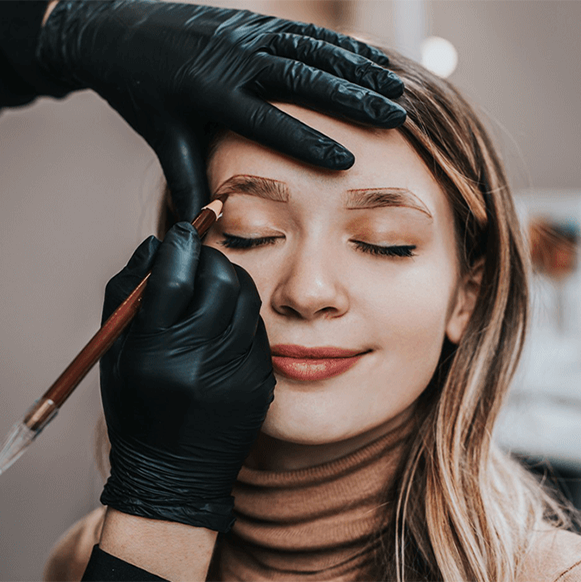 Esthéticienne en travail pour tracer maquillage permanent 